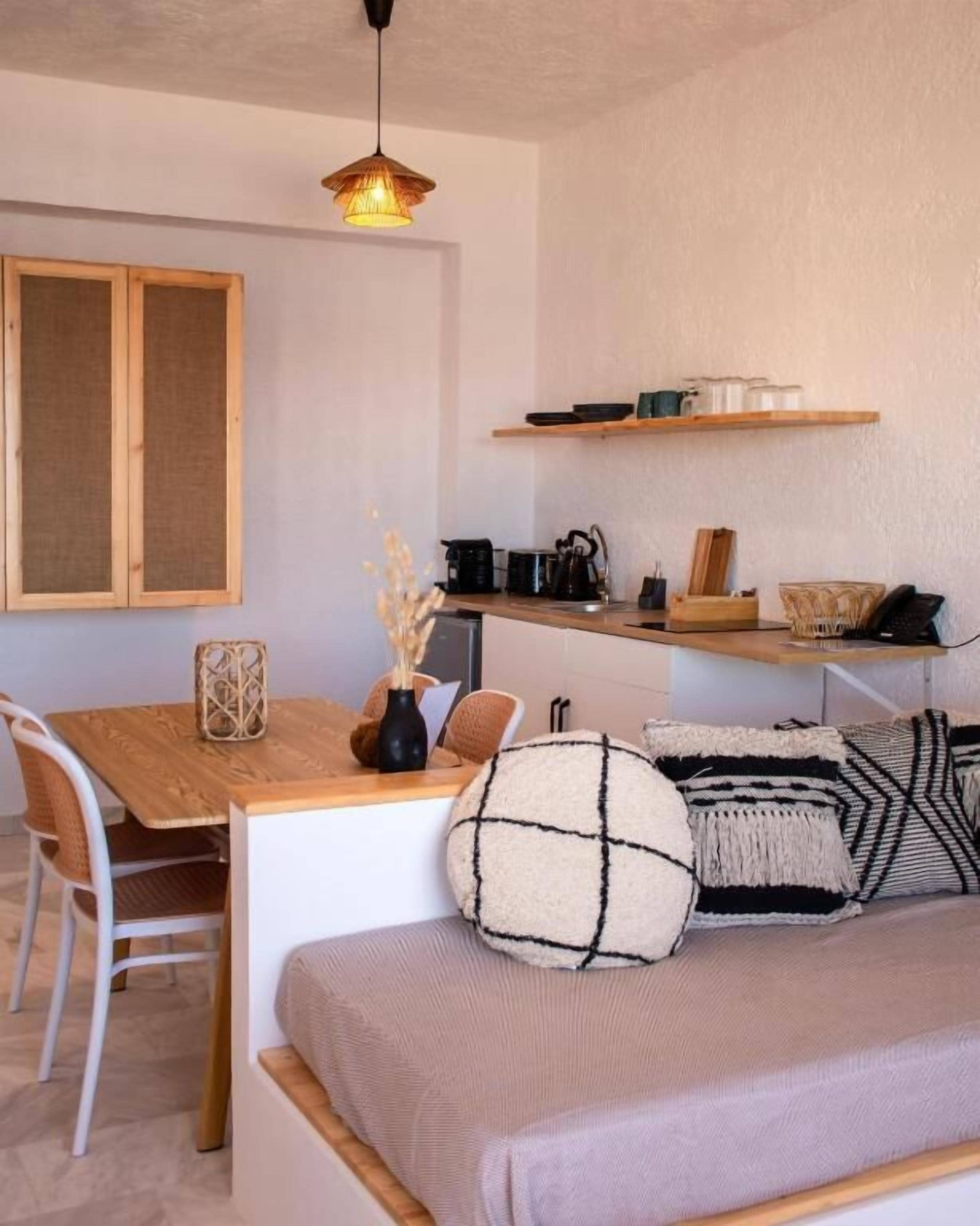 Deluxe Triple Room, Balcony, Sea View | Interior