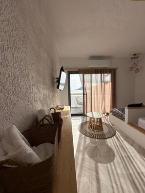 In-room safe, desk, laptop workspace, blackout curtains - SPONGIA HOTEL SUITES & SPA (Mirties)
