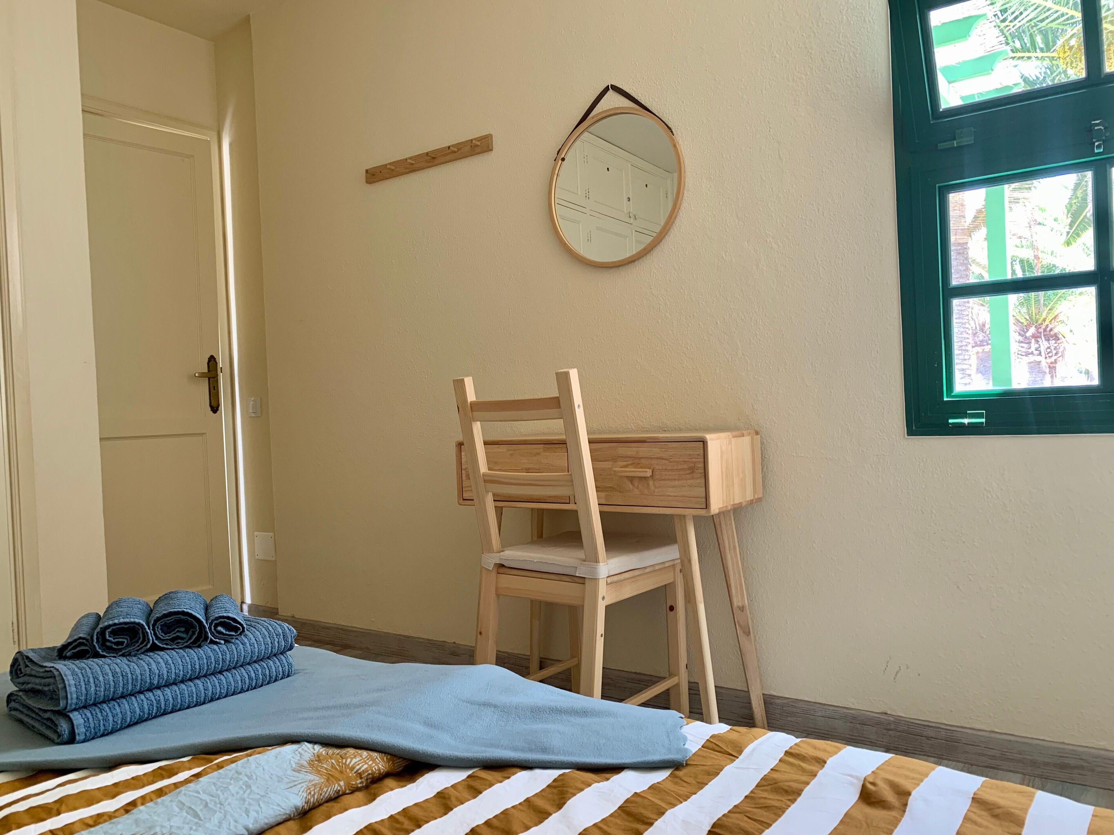 Een strijkplank/strijkijzer, wifi, beddengoed