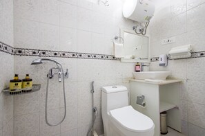 Shower, free toiletries, towels - GhumoG Stay's (Kasauli)