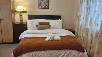 4 kamar tidur, setrika/meja setrika, Wi-Fi gratis, dan seprai linen