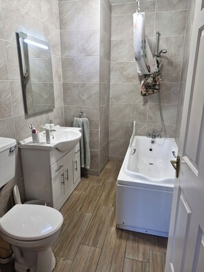 Combined shower/tub, deep soaking tub, towels