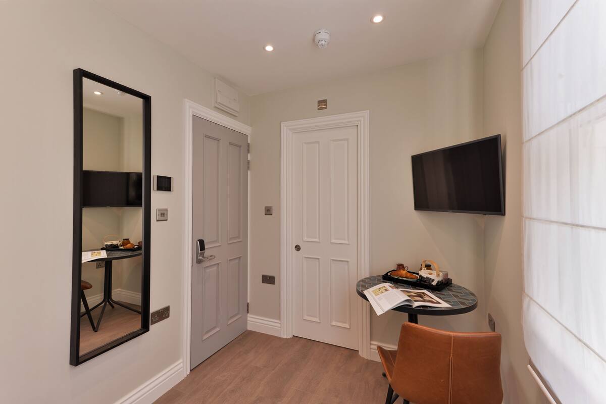 Basic Studio, Ensuite (With shared kitchen ) | Iron/ironing board, WiFi (free)