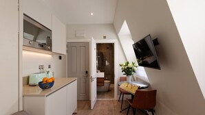 Perusstudio, kylpyhuone makuuhuoneen yhteydessä (With shared kitchen )