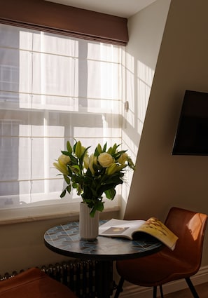 Basic Studio, Ensuite (With shared kitchen ) | Iron/ironing board, free WiFi - Baker Street Studios by DMONTRIO (London)