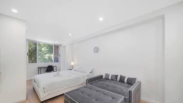Iron/ironing board, WiFi, bed sheets