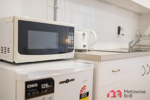 Microondas, tetera eléctrica, tostadora y utensilios de cocina 