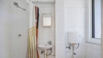 Dusche, Haartrockner, Handtücher, Shampoo