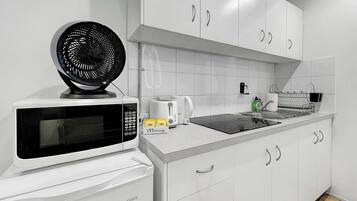 微波爐、電熱水壺、多士爐、廚房用具/餐具/器皿
