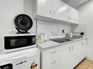 Microondas, hervidor eléctrico, tostadora y utensilios de cocina