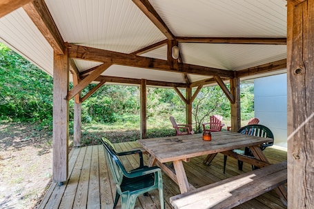 Outdoor dining. Holiday Home "Banco" for 6 in Sanguinet with Wi-Fi