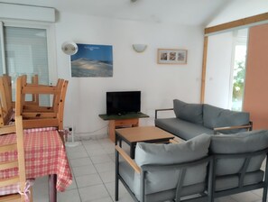 Living area - Holiday Home 'Banco 6 P Sanguinet' with Wi-Fi (Sanguinet)