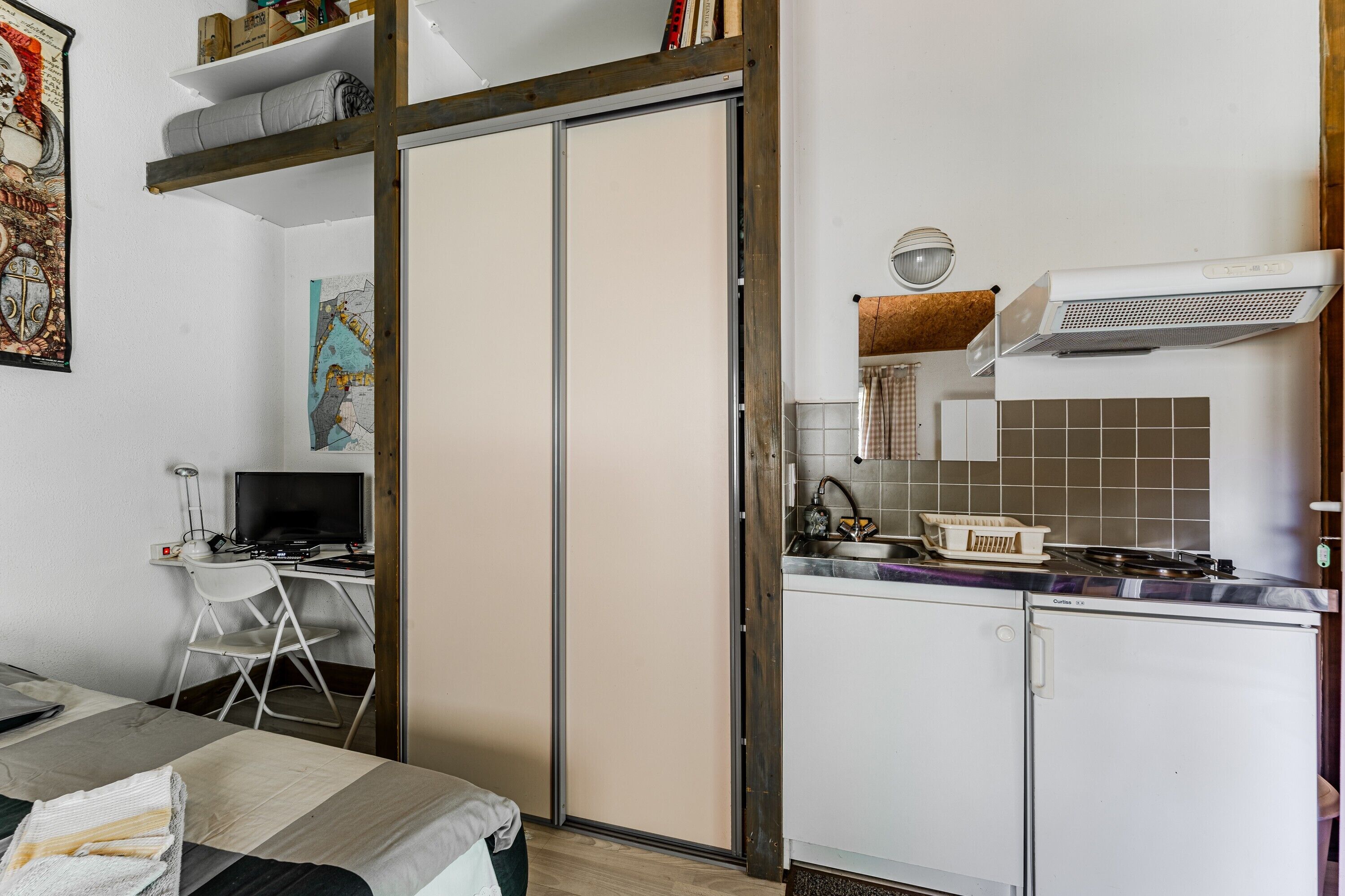 Kühlschrank, Mikrowelle, Herdplatte, Wasserkocher mit Kaffee-/Teezubehör