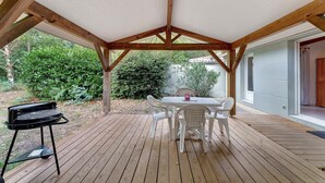 Outdoor dining - Apartment '4p Sanguinet - Addax' with Private Terrace and Wi-Fi (Sanguinet)