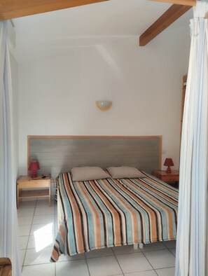 Iron/ironing board, WiFi, bed sheets - “4p Sanguinet - Addax” Apartment with Private Terrace and Wi-Fi (Sanguinet)