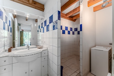 Shower, hair dryer, towels. Apartment "Chott" for 6 Guests in Sanguinet with Terrace