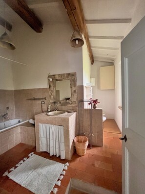 SĂšche-cheveux, bidet, serviettes fournies, savon