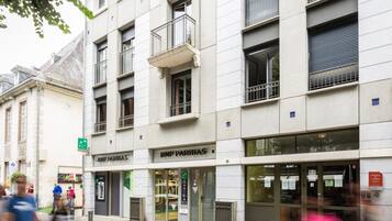 A multi-story building with a ground-floor entrance labeled 'BNP PARIBAS.'