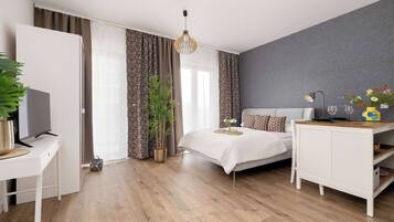 Iron/ironing board, travel crib, WiFi, bed sheets