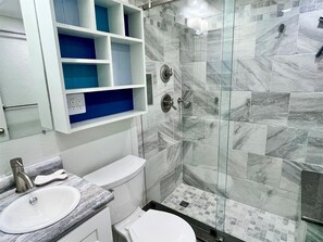 Shower, hair dryer, towels - New for 2026! Quick walk to the beach! Sleeps 6, Parking for two (Ocean City)
