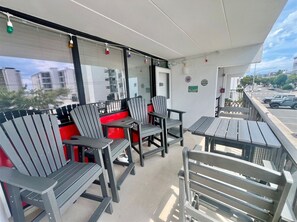 Terrace/patio - New for 2026! Quick walk to the beach! Sleeps 6, Parking for two (Ocean City)