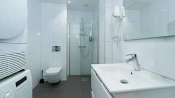 Penthouse Keluarga | Kamar mandi | Shower, pengering rambut, handuk, dan sabun