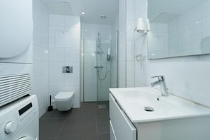 Penthouse Familial | Salle de bain | Douche, sĂšche-cheveux, serviettes fournies, savon