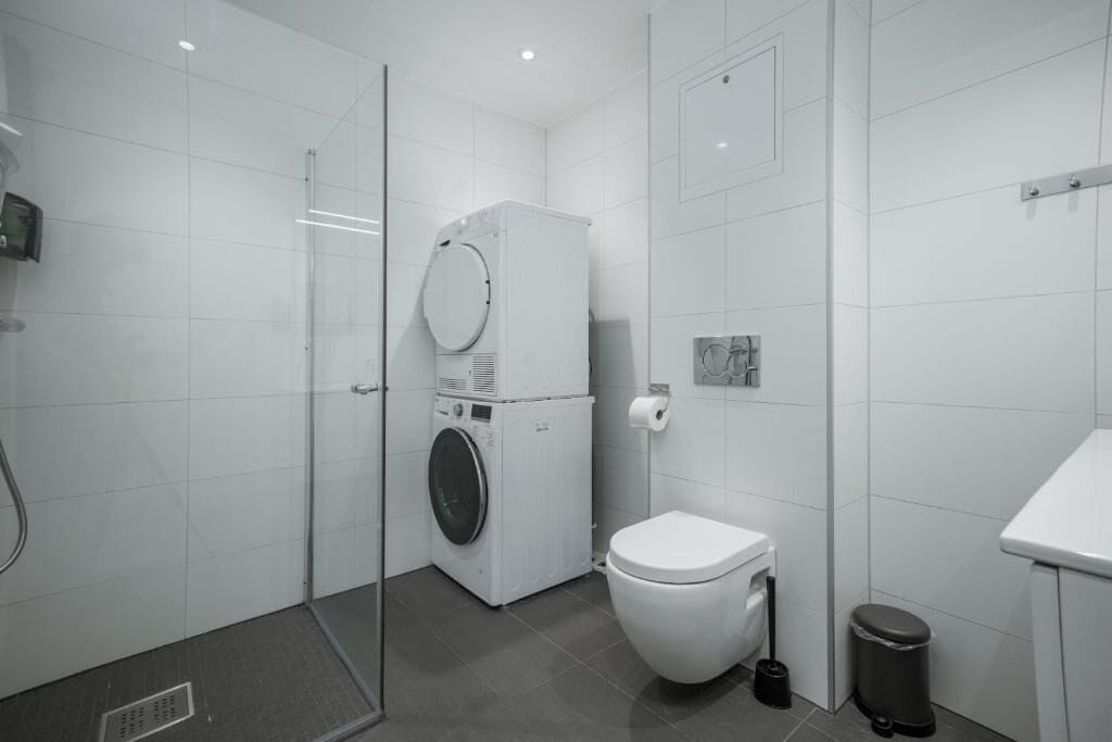 Standard Apartment | Bathroom | Shower, hair dryer, towels, soap