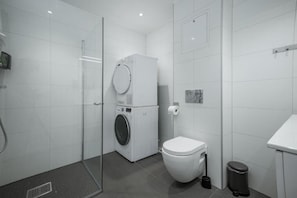 Appartement Standard | Salle de bain | Douche, séchoir à cheveux, serviettes fournies, savon