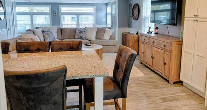 Barefoot 50 steps to beach! SPACIOUS NEW LISTING WATER VIEWS