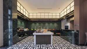A modern kitchen with a central island, a tiled backsplash, and a patterned floor. - Yiwu Aishang Mind Hotel (Jinhua)