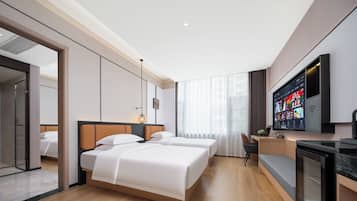 Comfort Double Room | Desk, blackout drapes, soundproofing, iron/ironing board