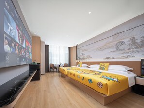 Habitación triple familiar | Ropa de cama de alta calidad y edredones de plumas
