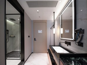 Yhden hengen comfort-huone, kaupunkinäköala | Kylpyhuone | Suihku, hiustenkuivaaja, tohvelit, pyyhkeet