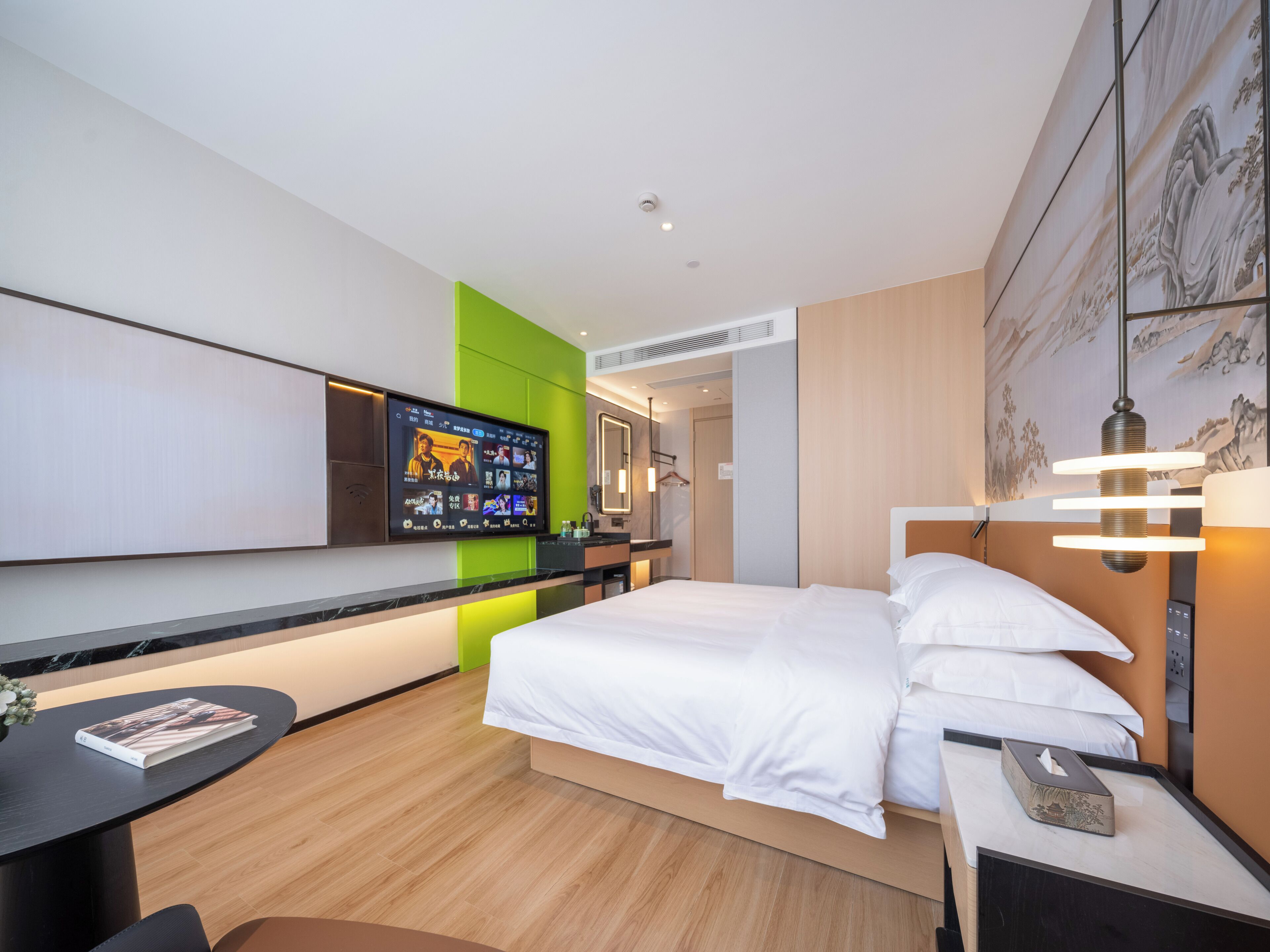 Yhden hengen comfort-huone, kaupunkinäköala | Työpöytä, pimennysverhot, äänieristys, silitysrauta/-lauta