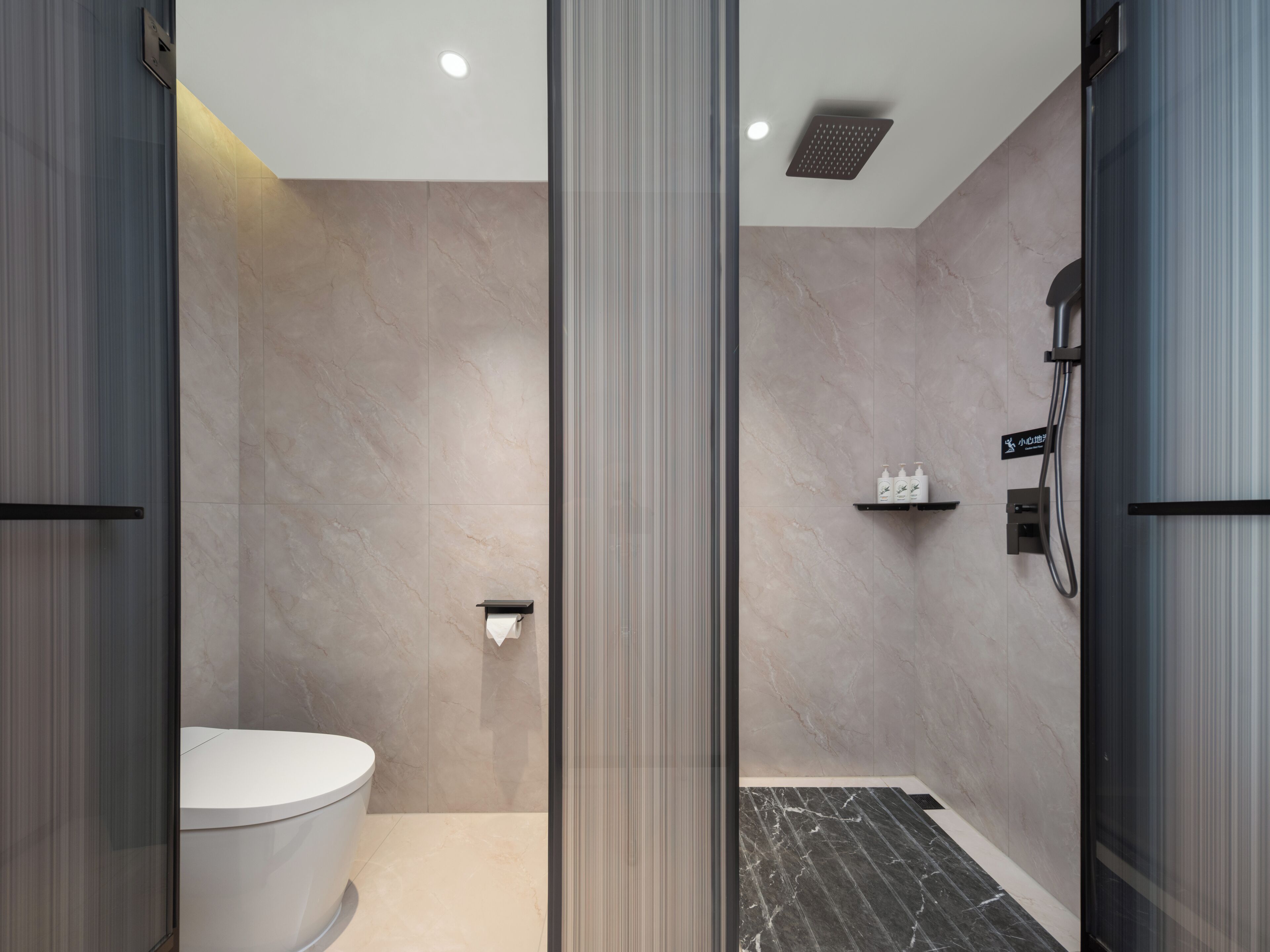 Een douche, een regendouche, gratis toiletartikelen, een haardroger