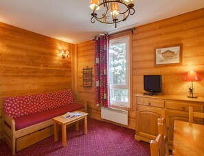 Apartment | Living room - Duplex Stay for 3 With Ski Access (Les Deux Alpes)
