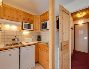 Apartment | Private kitchen - Duplex Stay for 3 With Ski Access (Les Deux Alpes)