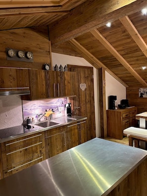 Fridge, oven, dishwasher, electric kettle - Matterhorn Alpine Hideaway - Cozy Renovated Apartm (Zermatt)