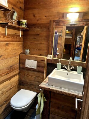 Shower, hair dryer, towels - Matterhorn Alpine Hideaway - Cozy Renovated Apartm (Zermatt)