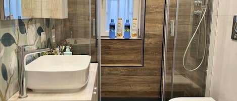 Shower, hair dryer, bidet, towels