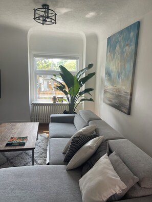 Living area - Cozy Home Away from Home, Toronto - Leslieville (Toronto)