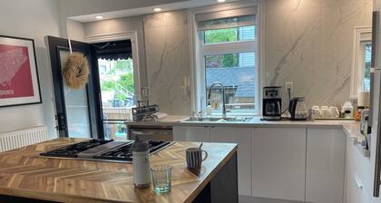 Cozy Home Away from Home, Toronto - Leslieville