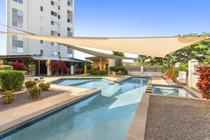 Outdoor pool - Townsville CBD Apartment with River Views, Pool & Free Parking (Townsville City)