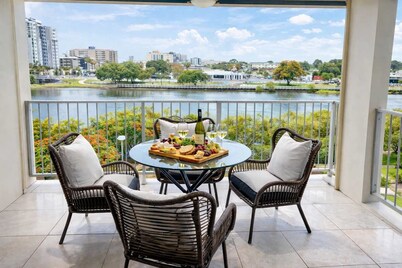 Townsville CBD Apartment with River Views, Pool & Free Parking