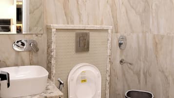 Chambre Triple Deluxe, vue ville | Salle de bain