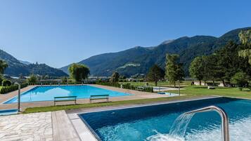 Una piscina con vistas a las montañas al fondo.