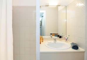Apartment | Bathroom - Family Stay Near Beach & Marina (Agde)