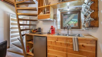 Fridge, microwave, stovetop, coffee/tea maker