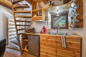 Refrigerador, microondas, parrilla de estufa y cafetera y tetera 